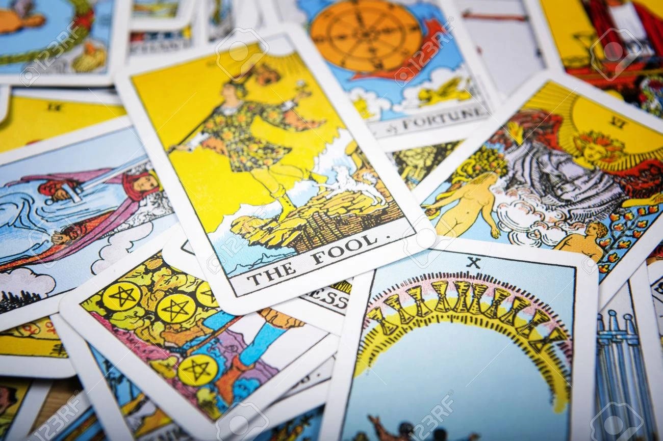 Prriya performing intuitive tarot card reading session